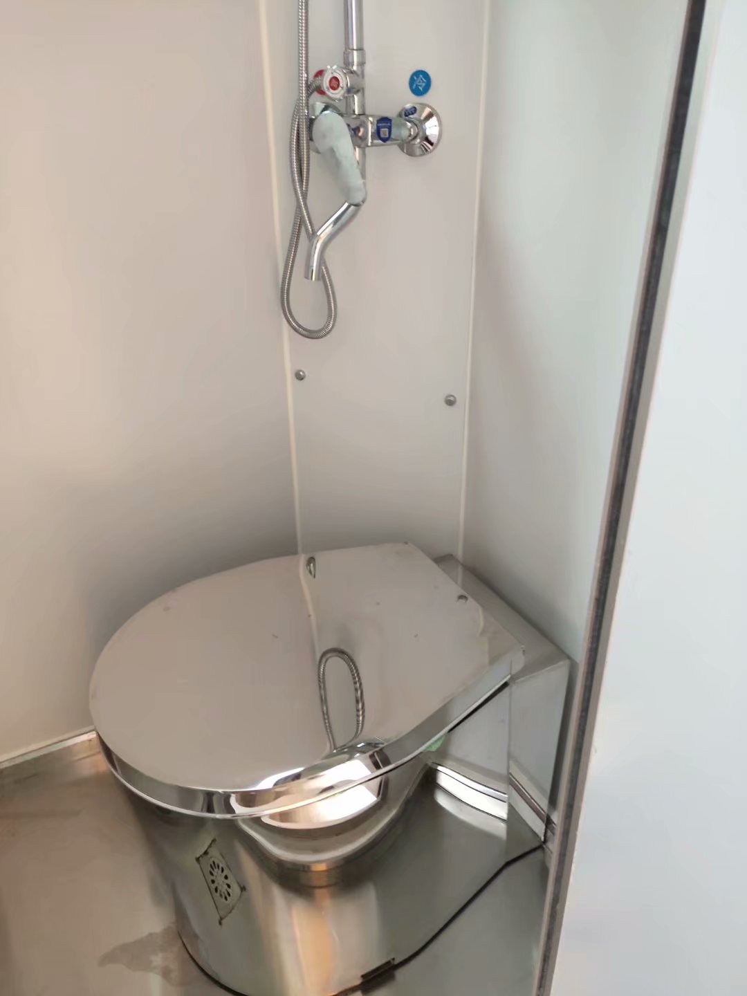 重汽后雙橋宿營(yíng)車