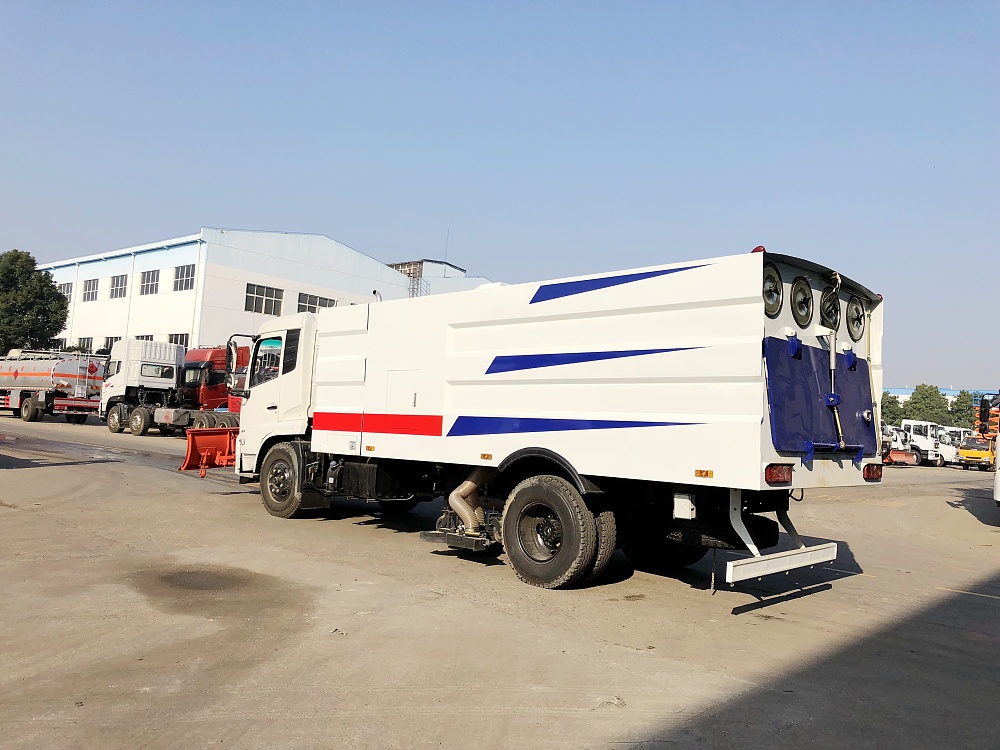 東風天錦吸塵車改裝推雪板設(shè)備