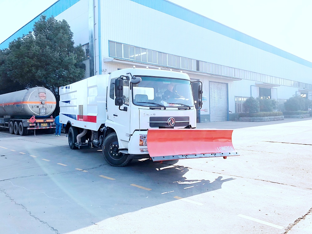 東風天錦吸塵車改裝推雪板設(shè)備